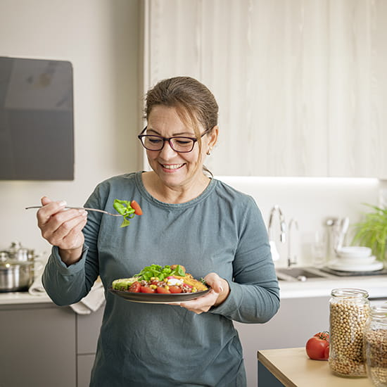 woman eating vegetables