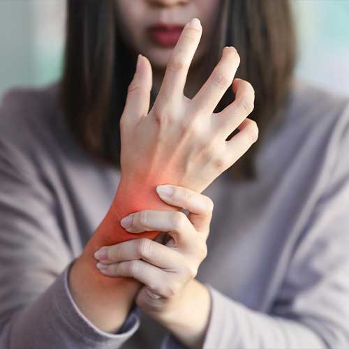 Women's wrist pain from using the hands to work repetitively for a long time or from general diseases of the body such as diabetes, thyroid gland, tumors around the wrist.
