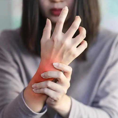 Women's wrist pain from using the hands to work repetitively for a long time or from general diseases of the body such as diabetes, thyroid gland, tumors around the wrist.